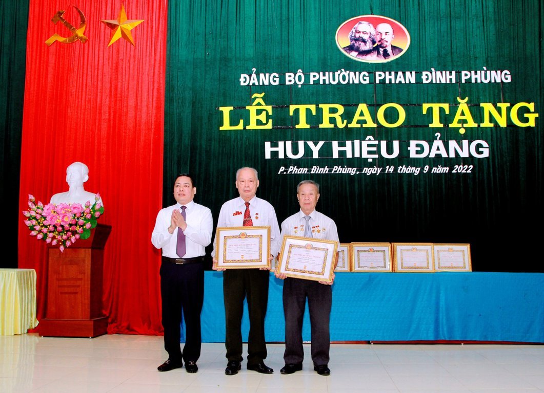 Đảng bộ phường Phan Đình Phùng trao huy hiệu Đảng đợt 2/9/2022